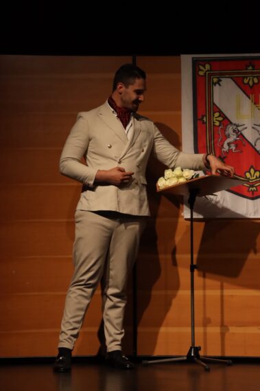 Künstler mit einer humorvollen Maske auf der Bühne beim Sommerfest der Musikschule Aachen.