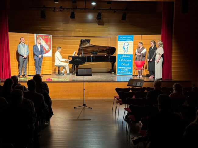 Klavierspieler auf der Bühne beim Sommerfest 2026 der Musikschule Aachen vor Publikum.