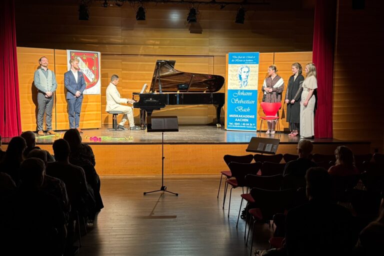 Klavierspieler auf der Bühne beim Sommerfest 2026 der Musikschule Aachen vor Publikum.