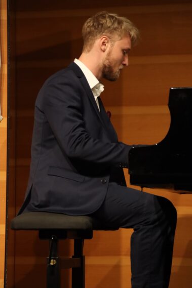 Künstler mit einer humorvollen Maske auf der Bühne beim Sommerfest der Musikschule Aachen.